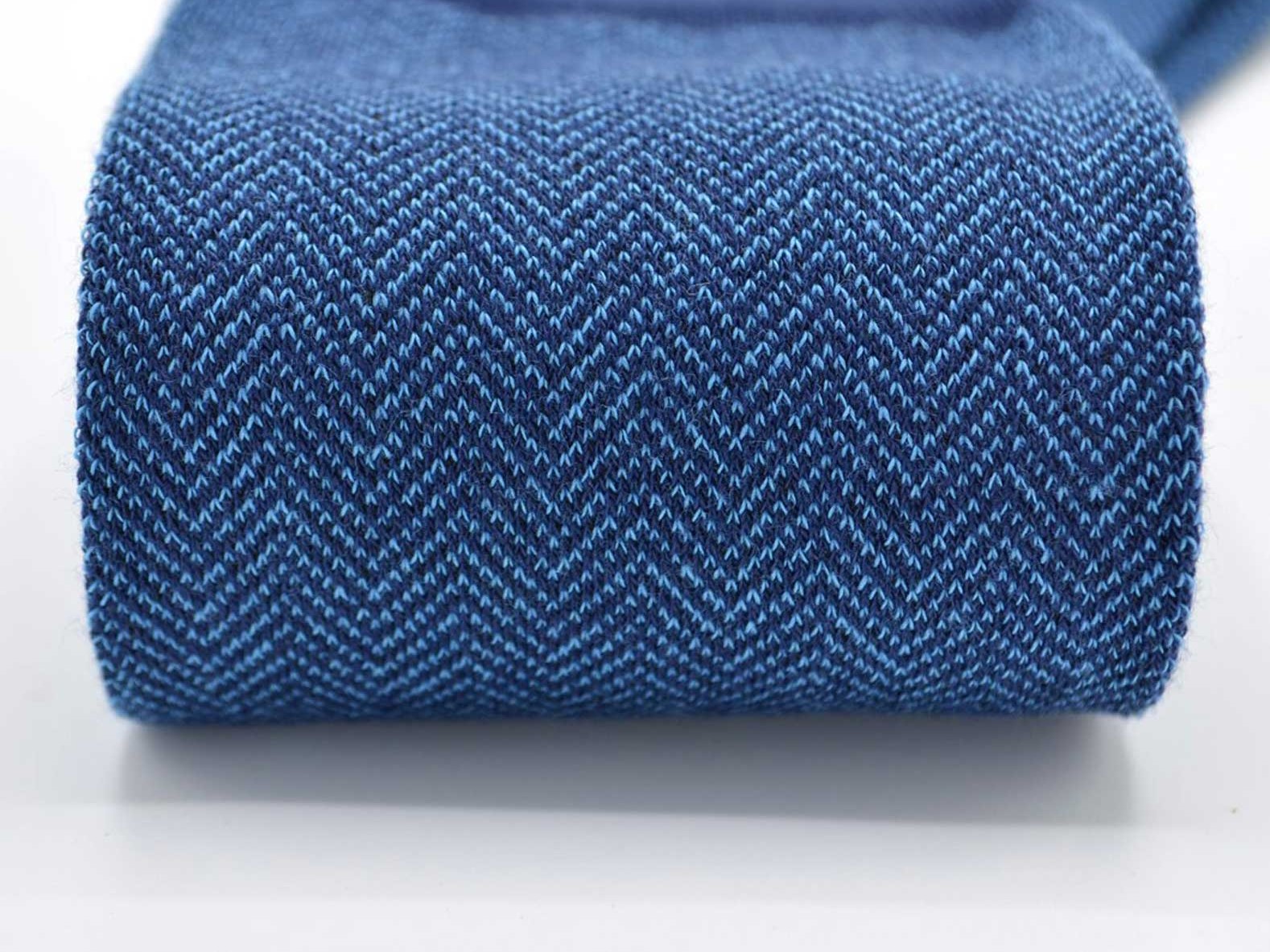 chaussettes-fantaisie-hommes-femmes-en-coton-bleu-marine-à-motifs-chevrons-bleu-ciel-remaillées-à-la-main